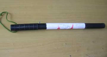 Dùi cui của Hùng “chùa” dùng đánh vào thái dương anh Nhị. Ảnh: VÕ BÁ Dùi cui của Hùng “chùa” dùng đánh vào thái dương anh Nhị. Ảnh: VÕ BÁ