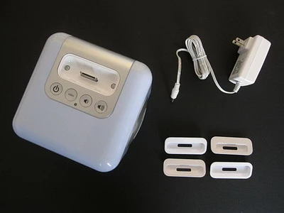 Phụ kiện kèm theo bộ docking này là bốn đế cắm dành cho bốn dòng máy nghe nhạc iPod khác nhau, gồm: iPod Nano, iPod Mini, iPod Classic và iPod Touch