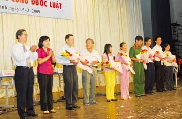 Bà Ngô Minh Hồng (thứ hai từ trái sang), giám đốc Sở Tư pháp TP.HCM và ông Nguyễn Văn Phùng (bìa trái), Phó Chủ tịch Hội Nhà báo TP, trao giải cá nhân xuất sắc À Ra Thế 2008. Ảnh: HTD