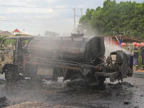 Cháy xe bồn chở nhựa đường, 2 xe máy cháy theo ảnh 1