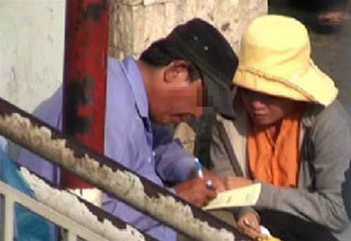 “Cò” bệnh viện bắt tay bác sĩ ảnh 3