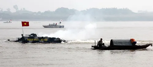 Diễn tập chống khủng bố trên sông Hồng ảnh 2 Diễn tập chống khủng bố trên sông Hồng ảnh 2