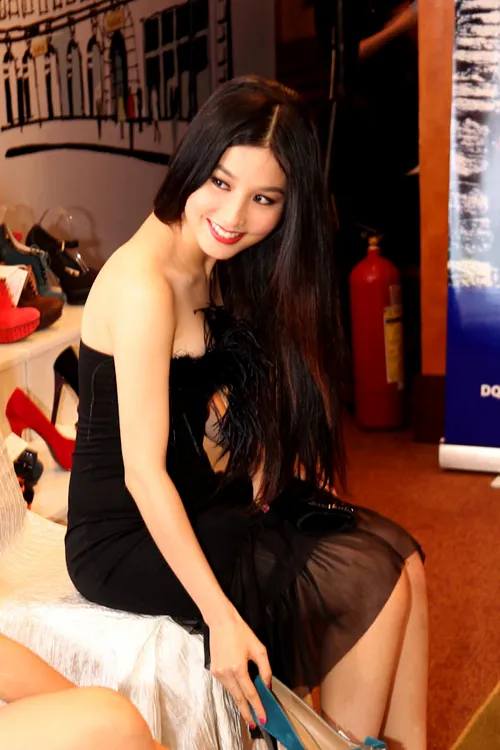 Midu, Diễm My 9X, Vân Trang khoe chân dài, vai thon ảnh 6 Midu, Diễm My 9X, Vân Trang khoe chân dài, vai thon ảnh 6