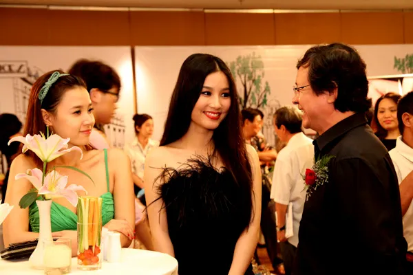 Midu, Diễm My 9X, Vân Trang khoe chân dài, vai thon ảnh 7 Midu, Diễm My 9X, Vân Trang khoe chân dài, vai thon ảnh 7