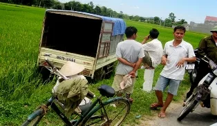 Lao xuống ruộng, đập cửa ô tô réo vợ đòi... vào nhà ảnh 1 Lao xuống ruộng, đập cửa ô tô réo vợ đòi... vào nhà ảnh 1