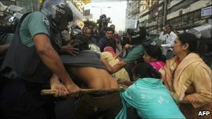 Bangladesh hỗn loạn vì tổng đình công ảnh 2 Bangladesh hỗn loạn vì tổng đình công ảnh 2