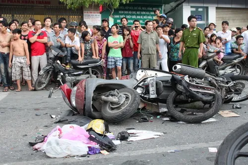 Tai nạn nghiêm trọng: 11 xe máy bể nát, 2 người chết, 10 người nguy kịch ảnh 2 Tai nạn nghiêm trọng: 11 xe máy bể nát, 2 người chết, 10 người nguy kịch ảnh 2