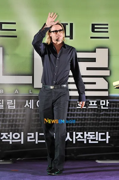 Brad Pitt vẫn trang phục đen tại họp báo MoneyBall ảnh 4