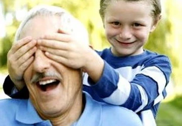 Khi ông bà “thần tượng” cháu đích tôn ảnh 1