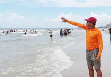 Du khách Vũng Tàu thờ ơ với cảnh báo ảnh 1 Du khách Vũng Tàu thờ ơ với cảnh báo ảnh 1