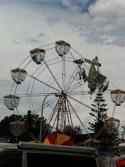 Máy bay đâm trúng vòng đu quay, 4 người bị mắc kẹt ảnh 6 Máy bay đâm trúng vòng đu quay, 4 người bị mắc kẹt ảnh 6