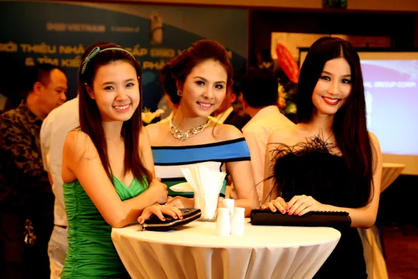 Midu, Diễm My 9X, Vân Trang khoe chân dài, vai thon ảnh 11 Midu, Diễm My 9X, Vân Trang khoe chân dài, vai thon ảnh 11