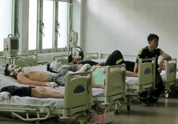 Vụ cháy cây xăng: Nhiều lính cứu hỏa bị bỏng ảnh 1