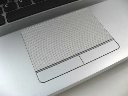 Touchpad rộng. Ảnh: Notebookreviews.