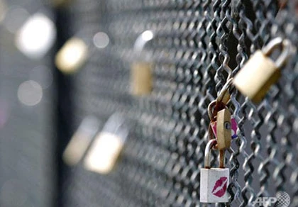 Khóa tình yêu làm mềm trái tim quan chức Paris ảnh 1