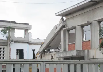 Sập trụ sở công ty, hai người bị thương nặng ảnh 1 Sập trụ sở công ty, hai người bị thương nặng ảnh 1