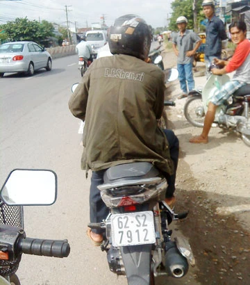 Phụ xế xe khách vô cớ đánh người đi đường ảnh 1