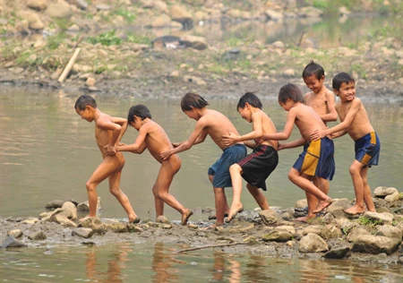 Ngắm trẻ vùng cao vẫy vùng trong dòng suối mát ảnh 3