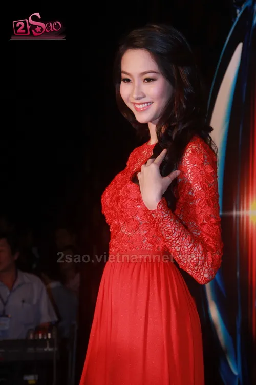 Mai Phương Thúy đọ sắc đỏ với Đặng Thu Thảo, ai nổi bật hơn? ảnh 6 Mai Phương Thúy đọ sắc đỏ với Đặng Thu Thảo, ai nổi bật hơn? ảnh 6