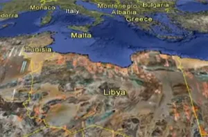 Người nhập cư trái phép châu Phi thường tập kết ở Libya để vượt Địa Trung Hải sang nam Âu. Đồ họa: CNN/Google Earth.