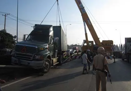 Xe đầu kéo tông dải phân cách, kẹt xe hơn 3 km ảnh 1 Xe đầu kéo tông dải phân cách, kẹt xe hơn 3 km ảnh 1