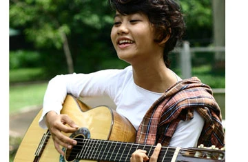 Lê Cát Trọng Lý biểu diễn cùng ca sĩ Pháp ảnh 1