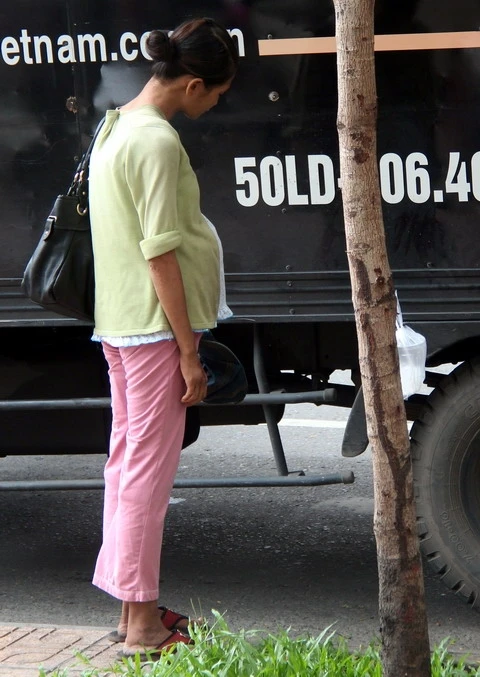 Giả mang thai xin tiền chích ma túy ảnh 1