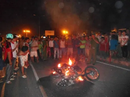 Cẩu tặc bị đánh ngất xỉu, đốt cháy xe ảnh 1