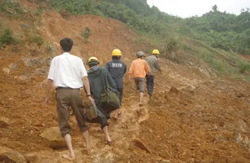 Sạt lở trên tuyến đường Trà Bồng-Quảng Ngãi. Ảnh: TẤN VŨ