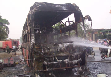 Cháy xe khách giường nằm, hơn 20 người thoát chết ảnh 1