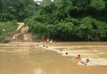 Thanh Hóa: Cược mạng sống qua sông tìm chữ ảnh 3