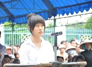 Thiếu nữ tát CSGT bị phạt 9 tháng tù ảnh 1