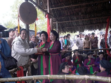 Các du khách sẽ được các liền chị ân cần mời trầu cánh phượng, nghe hát quan họ Các du khách sẽ được các liền chị ân cần mời trầu cánh phượng, nghe hát quan họ