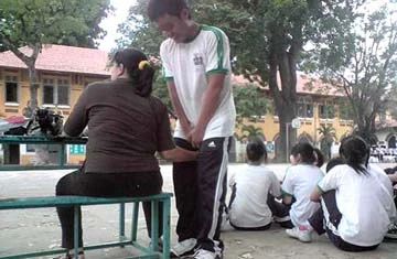 Cô giáo nhéo “chỗ kín” của nam sinh trong giờ học ảnh 1 Cô giáo nhéo “chỗ kín” của nam sinh trong giờ học ảnh 1