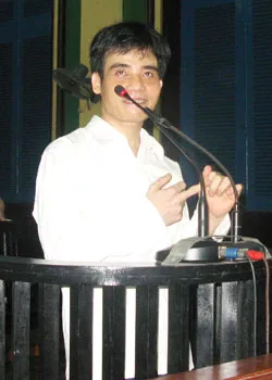 Cường giữ nguyên một vẻ mặt và thái độ này suốt phiên xử. Ảnh: Vũ Mai.