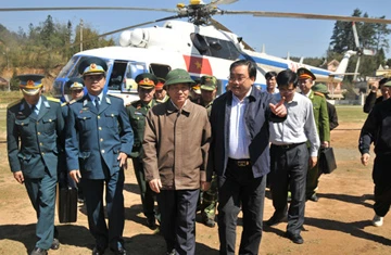 Phó Thủ tướng đi trực thăng thị sát vụ chữa cháy rừng tại Sa Pa ảnh 1