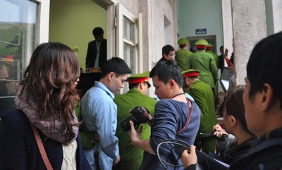 Trực tiếp vụ xử sát thủ Lê Văn Luyện: Luyện còn giấu túi tiền vàng có thể "ăn cả đời"? ảnh 3 Trực tiếp vụ xử sát thủ Lê Văn Luyện: Luyện còn giấu túi tiền vàng có thể "ăn cả đời"? ảnh 3