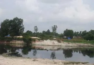 Quang cảnh hồ điều tiết kênh Ba Bò: nước đen quánh, đặc sệt và có mùi rất khó chịu Quang cảnh hồ điều tiết kênh Ba Bò: nước đen quánh, đặc sệt và có mùi rất khó chịu