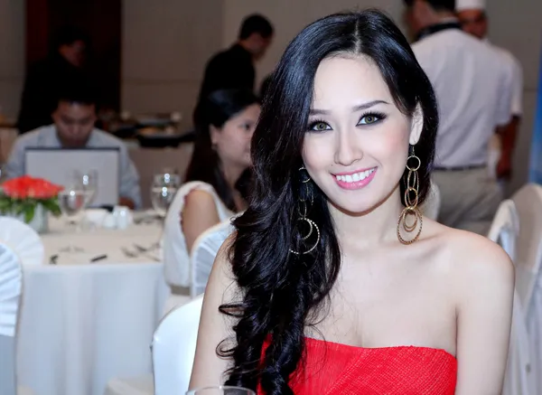 Mai Phương Thúy nổi bật trong đêm tiệc ảnh 6 Mai Phương Thúy nổi bật trong đêm tiệc ảnh 6