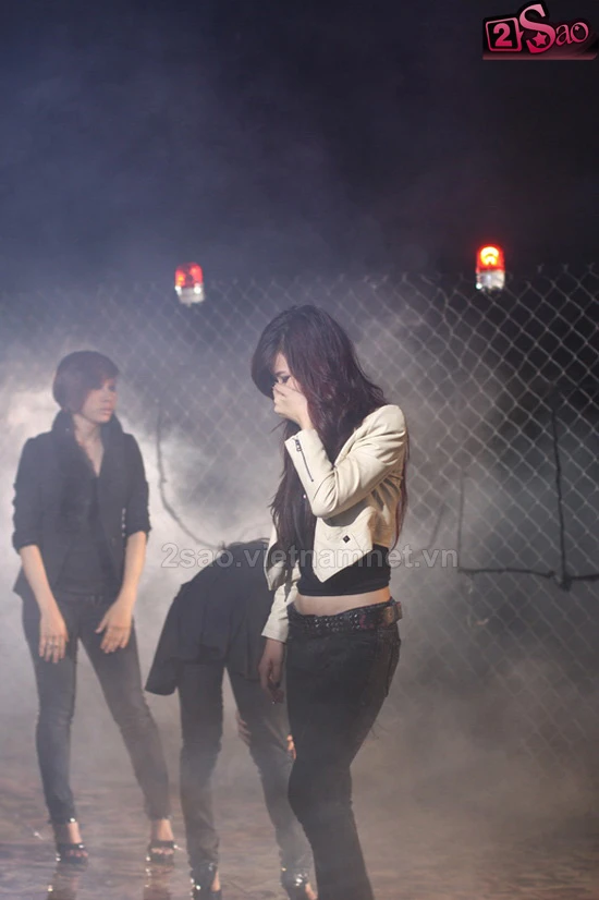 Đông Nhi bị tai nạn ảnh 2