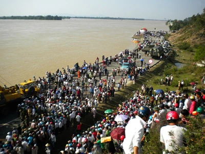 Tường thuật trực tiếp vụ trục vớt xe khách- Phần 3: Tìm thấy 14 thi thể, còn 6 nạn nhân mất tích ảnh 6