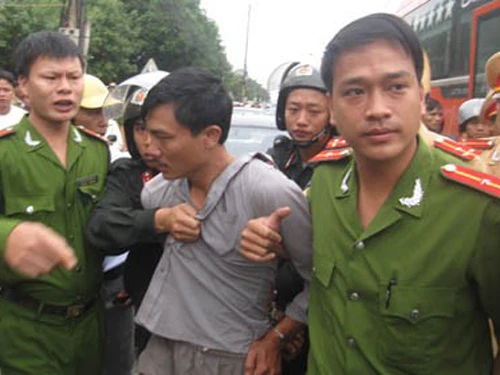 Tông xe cảnh sát, tài xế xe khách quay đầu bỏ chạy ảnh 1