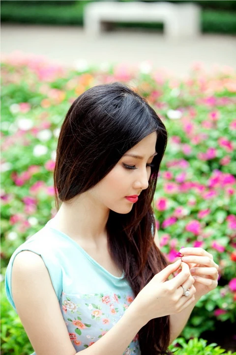 Diễm My 9x gợi cảm trong nắng Sài Gòn ảnh 1