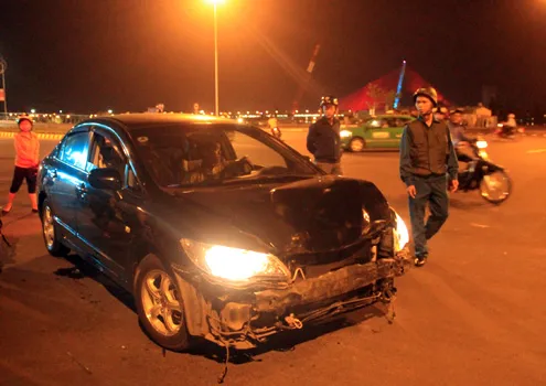 Nữ tài xế lái ôtô bỏ chạy sau tai nạn ở chân cầu Rồng ảnh 2