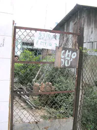 Cổng của ba gia đình nhưng chỉ nhà bà Liêng được khóa. Cổng của ba gia đình nhưng chỉ nhà bà Liêng được khóa.