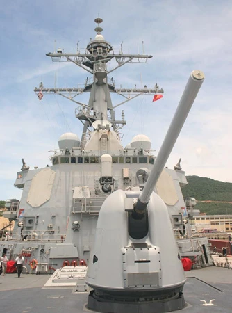 Trước mũi tàu có một khẩu pháo 127 mm. Ảnh: Chiêu Anh.