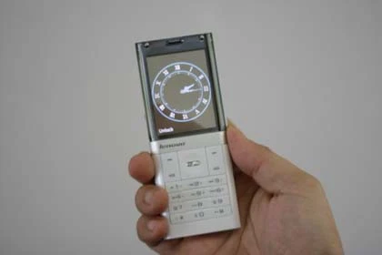 Điện thoại "độc" màn hình màu trong suốt ở Việt Nam ảnh 1