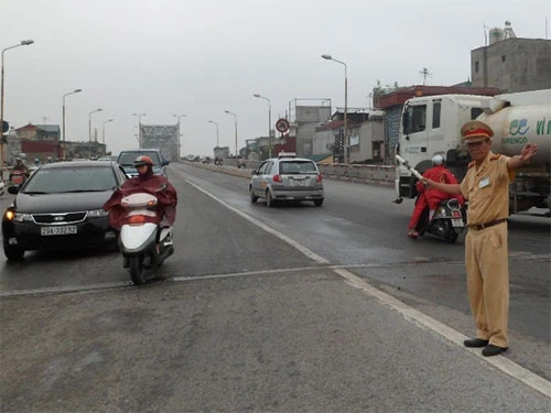 CSGT lao vào đám cướp 10 tên có vũ khí ảnh 2