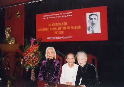 50 năm sau, vợ con Phan Khôi đều đã lên bậc lão. Từ trái sang: Chị con gái Phan Thị Viện – cụ bà Nguyễn Thị Huệ - chị dâu trưởng Bích Hà. 50 năm sau, vợ con Phan Khôi đều đã lên bậc lão. Từ trái sang: Chị con gái Phan Thị Viện – cụ bà Nguyễn Thị Huệ - chị dâu trưởng Bích Hà.