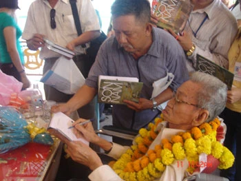 Nhà văn trẻ Mạc Can xin chữ ký nhà văn lão thành Sơn Nam